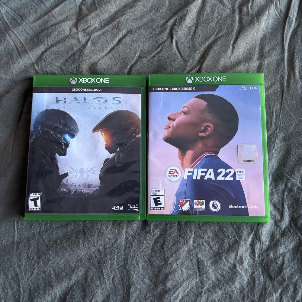 Xbox One Halo 5 and FIFA 22 XBOX Games Bundle
